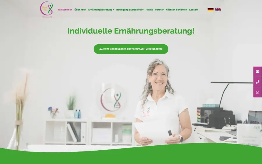 Startseite von Best You Coaching: Logo mit Schlange und Halbmond, Menü in Grün und Magenta, darunter Michele Jung mit Unterlagen in ihrer hellen Praxis.