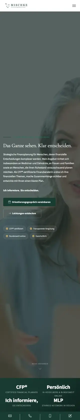 Dieselbe Startseite der Mischke Finanzberatung auf dem Handy: das Porträt der Beraterin über der Überschrift, darunter Text, Schaltflächen und die Zeile „Ich informiere. Sie entscheiden.“