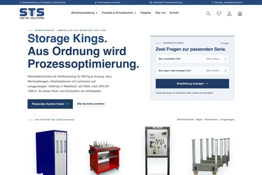 Startseite des Shops von SIM-TEC Solutions: links die Überschrift „Storage Kings. Aus Ordnung wird Prozessoptimierung.“, rechts der Produktfinder mit zwei Fragen, darunter vier Systeme – Werkstattschrank, Werkstattwagen, Arbeitsstation und Langgutwagen.