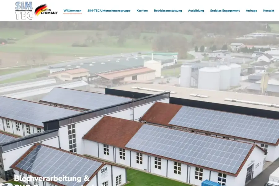 Startseite der SIM-TEC Group: Luftaufnahme der Werkshallen mit Solardächern, darüber das Menü und die Überschrift zur Blechverarbeitung.