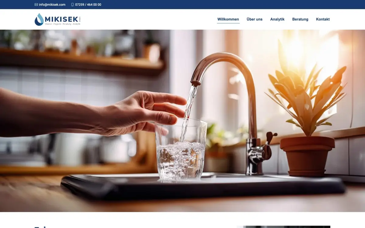 Startseite der Mikisek GmbH: Wortmarke mit Tropfen über einer Aufnahme, in der Wasser aus einem Küchenhahn in ein Glas läuft, darunter die drei Einstiege Über uns, Analytik und Beratung.