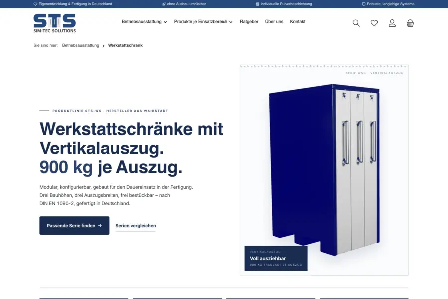 Produktseite Werkstattschränke im Shop von SIM-TEC Solutions: Überschrift „Werkstattschränke mit Vertikalauszug. 900 kg je Auszug.“, rechts ein dunkelblauer Schrank mit drei Auszügen, darunter die Serienübersicht.