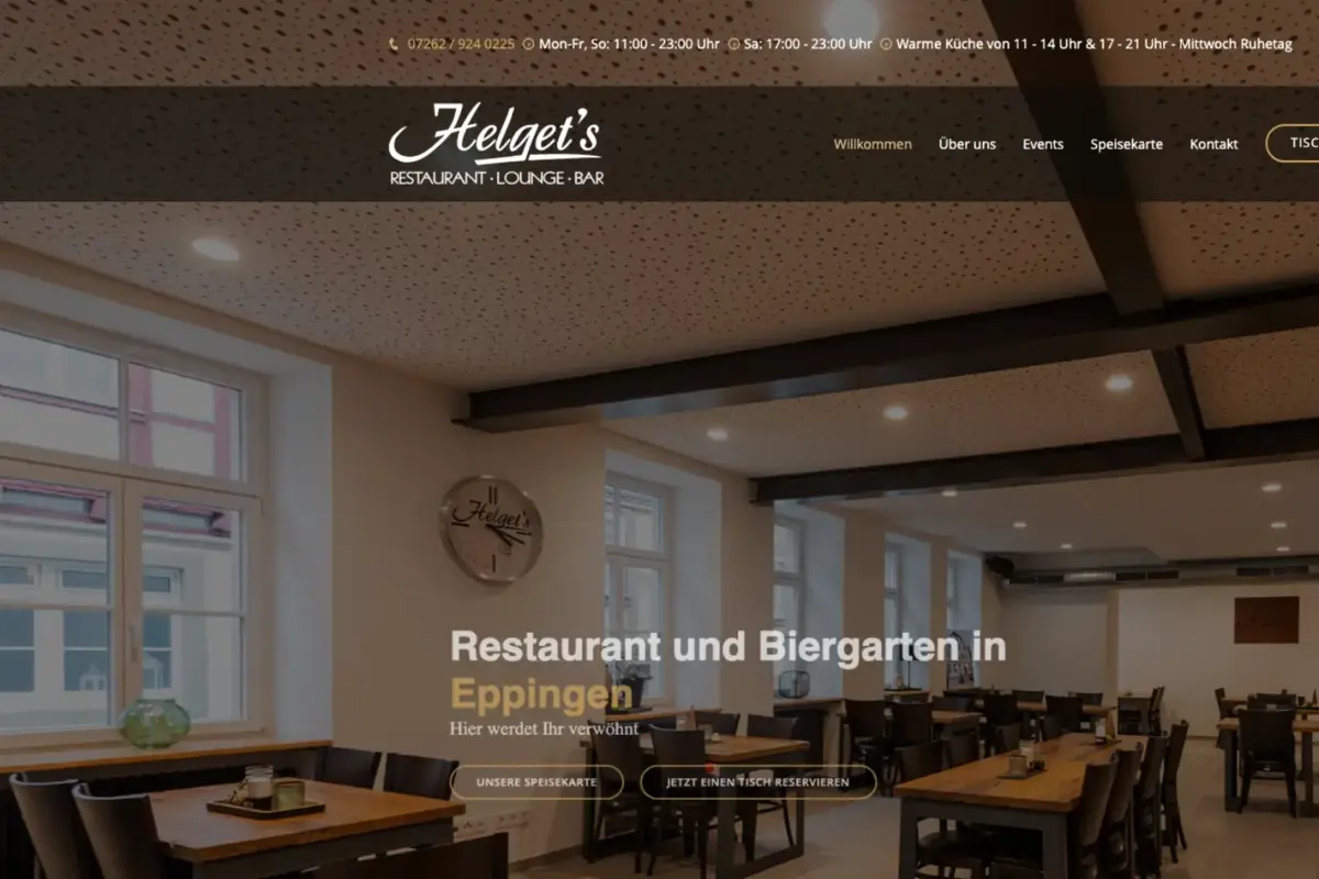 Startseite von Helget's Restaurant: Blick in den hellen Gastraum mit langen Holztischen, dunklen Stühlen und Deckenbalken, darüber die Zeile Restaurant und Biergarten in Eppingen.