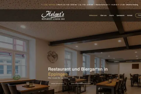 Startseite von Helget's Restaurant: Blick in den hellen Gastraum mit langen Holztischen, dunklen Stühlen und Deckenbalken, darüber die Zeile Restaurant und Biergarten in Eppingen.