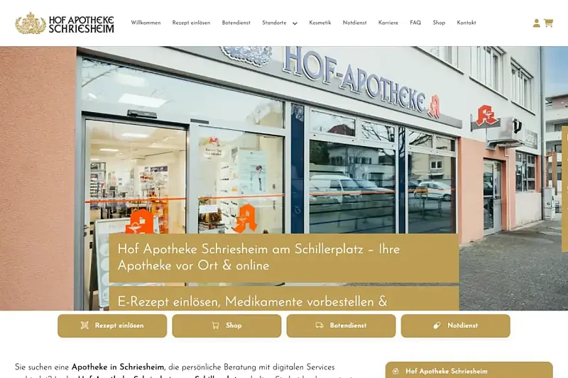 Startseite der Hof Apotheke Schriesheim im Browser: Menüleiste, großes Foto der Apotheke am Schillerplatz und vier Schnellzugriff-Schaltflächen.