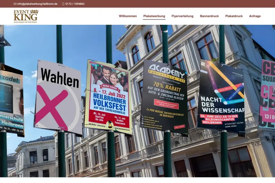 Seite zu Plakataufstellern von Event King: eine Reihe bedruckter Plakattafeln an Laternenmasten vor Altbaufassaden in der Heilbronner Innenstadt.