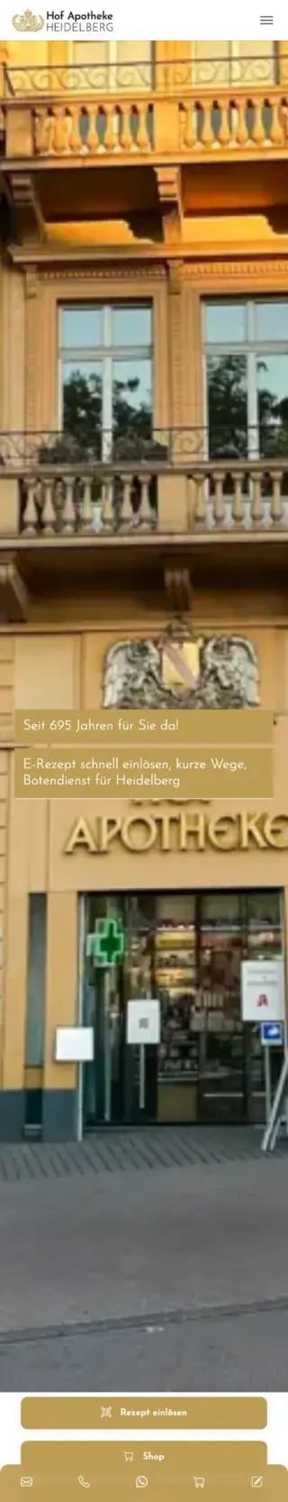 Dieselbe Startseite der Hof Apotheke Heidelberg auf dem Handy: das Apothekenhaus im Hochformat mit derselben Zeile darauf, darunter die goldenen Schaltflächen untereinander und am unteren Rand eine feste Leiste mit fünf Zeichen für die schnellen Wege.