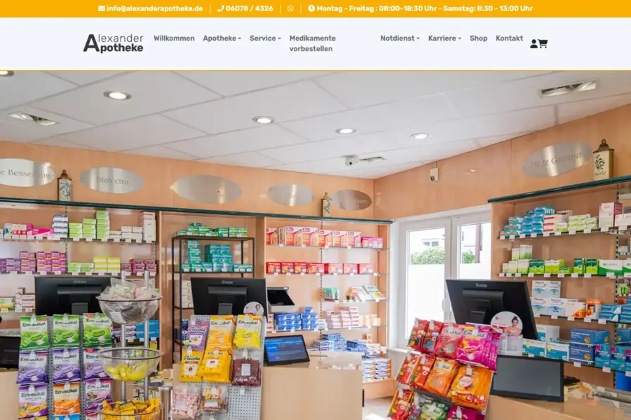 Leistungsseite der Alexander Apotheke: Blick in die Offizin mit gefüllten Regalen und Kassentresen, darüber die orange Kontaktleiste und das Menü.