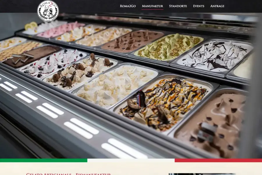 Manufaktur-Seite von Roma2Go: eine gefüllte Eisvitrine mit Sorten in Edelstahlwannen, darüber das Menü mit den Punkten Manufaktur, Standorte und Events.