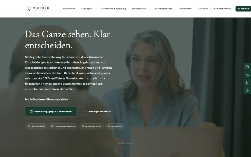 Startseite der Mischke Finanzberatung am Schreibtisch: links die Überschrift „Das Ganze sehen. Klar entscheiden.“ mit Einleitung und zwei Schaltflächen, rechts eine Beraterin an ihrem Arbeitsplatz.